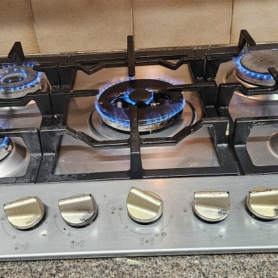 כיריים גז עם להבות כחולות במטבח