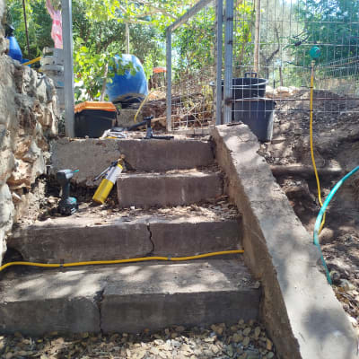 צינורות וכלים על מדרגות בטבע, קשור לגזטק