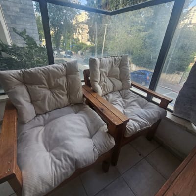 שני כיסאות עם כריות במרפסת