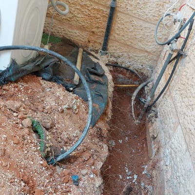 חפירה באדמה עם צינורות וכלים לאיטום
