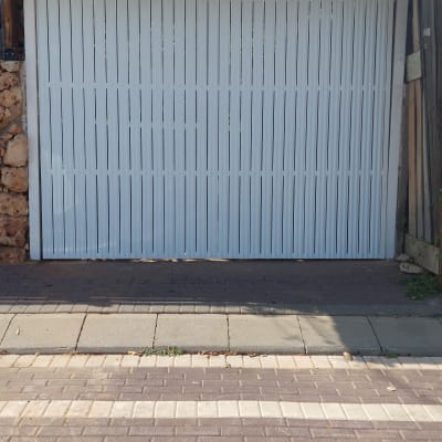 שער לבן עם פסים אנכיים ברחוב