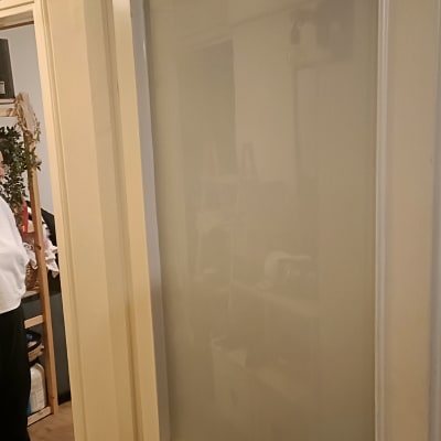 דלת זכוכית חלבית עם ידית מתכת