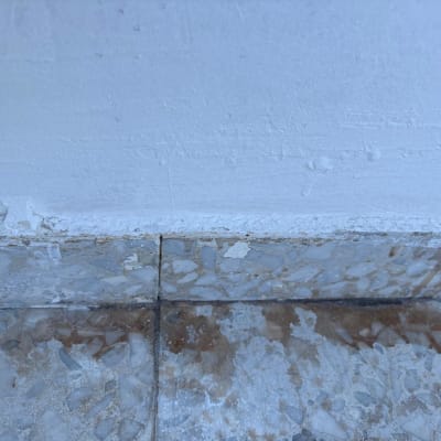 קיר צבוע ולוח רצפה עם סימני צבע