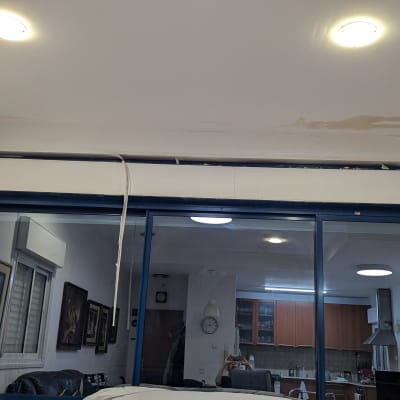 תיקון תקרה עם סימני רטיבות ותאורה פנימית