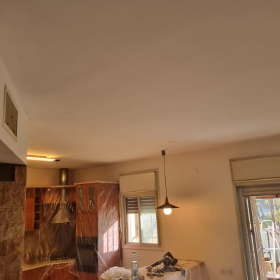 כלי עבודה על שולחן מכוסה בניילון