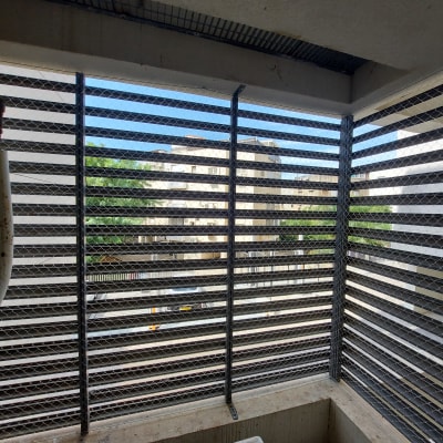 רשת מתכת על מרפסת למניעת כניסת יונים