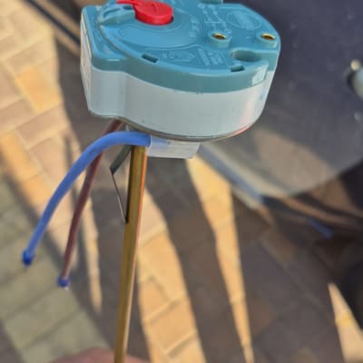 תרמוסטט עם חוטים כחולים ואדומים ביד