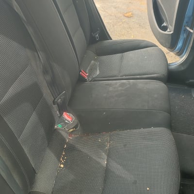 מושב רכב עם לכלוך וכתמים על הריפוד