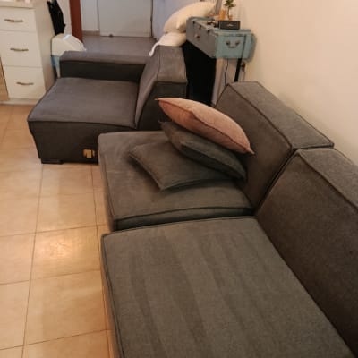 ספה אפורה עם כריות בחדר מגורים