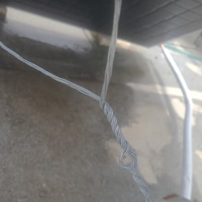 חוטי מתכת מחוברים ליד דוד שמש