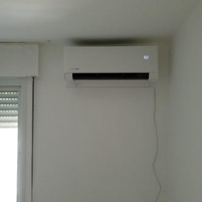 מזגן מותקן על קיר עם תצוגת טמפרטורה