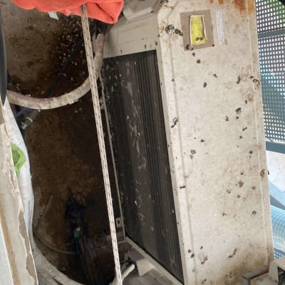 יחידת מיזוג אוויר מלוכלכת עם חוטים וכפפה אדומה