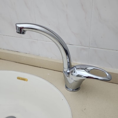 ברז כרום מותקן על כיור במטבח