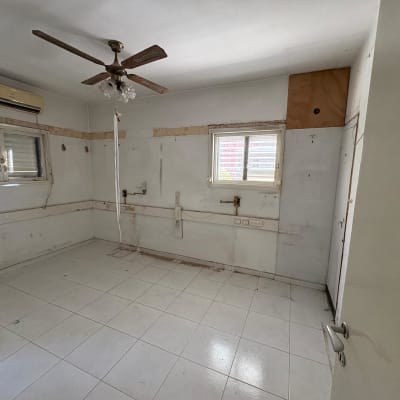 חדר ריק עם מאוורר תקרה ומזגן