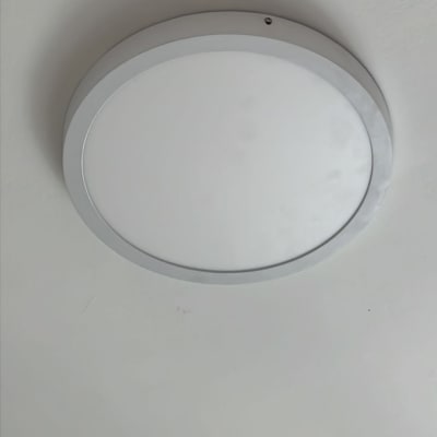 תאורה עגולה מותקנת על תקרה לבנה