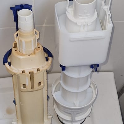 חלקי פלסטיק לבנים וכחולים לשירותים