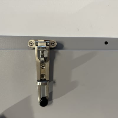 מנעול מתכת עם בריח על דלת אפורה