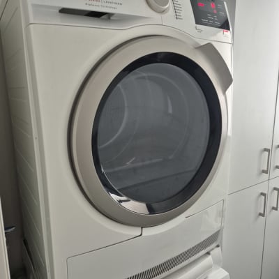 מייבש כביסה AEG עם לוח בקרה דיגיטלי