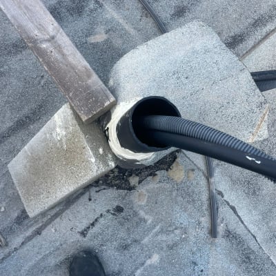 צינור ואיטום על גג עם חומרים וכלים