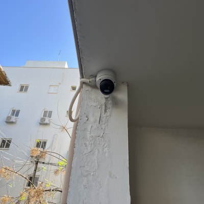 מצלמת אבטחה מותקנת על קיר חיצוני