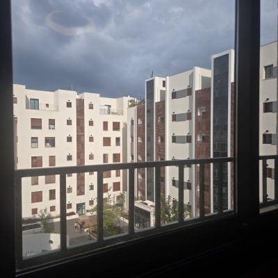 סורגים ישרים ממתכת המותקנים מחוץ לחלון הבית