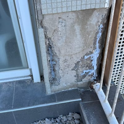 תיקון קיר חיצוני עם אריחים שבורים ופסולת בנייה