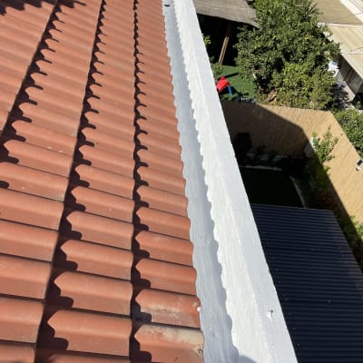 רעפים אדומים על גג עם ציפוי לבן