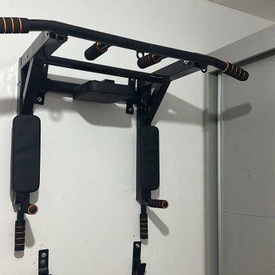 מתקן מתח עם כפפות אגרוף על קיר