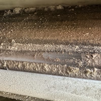 תמונה של מסנן מזגן מלוכלך עם אבק ולכלוך