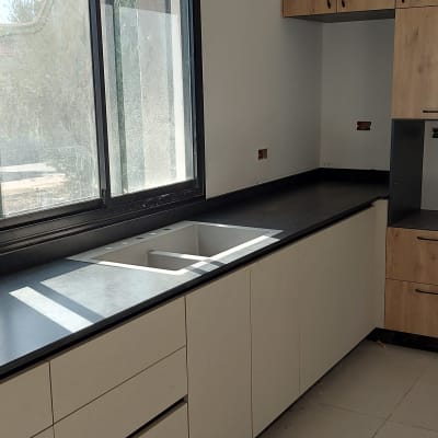 שיש כהה במטבח עם כיור מובנה