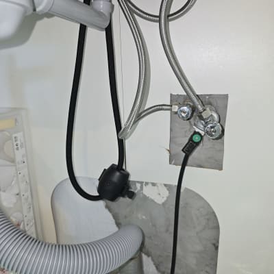 צינורות מתכת וגומי מתחת לכיור, חיבורי אינסטלציה