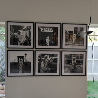 תמונות של אסטרונאוטים על קיר בחדר מואר