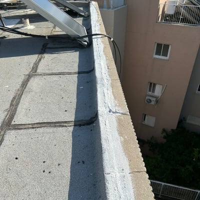 איטום גג עם חומר לבן לאורך הקצה