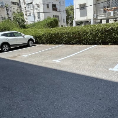 מגרש חניה עם קווים צבועים וללא אנשים