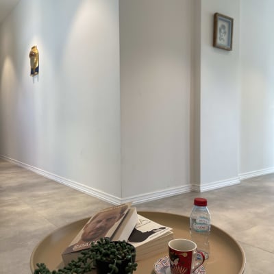 שולחן עם בקבוק מים וכוס על צלחת