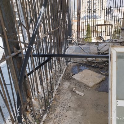 מרפסת עם סורגים וחלון ישן