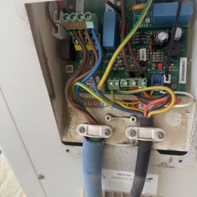 חיווט פנימי של מערכת מיזוג אוויר עם כבלים וצבעים שונים