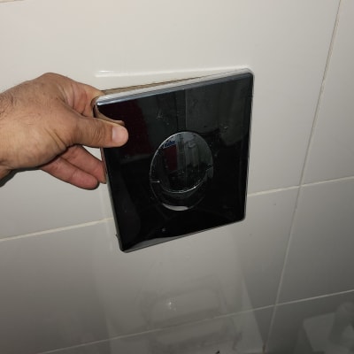 יד מחזיקה לוחית לחצן ניאגרה בשירותים