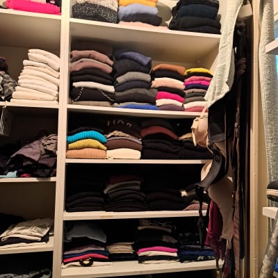 ארון בגדים מסודר עם בגדים מקופלים