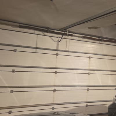 דלת חשמלית של חניה עם רכבים