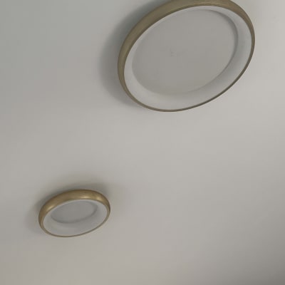 שתי מנורות תקרה עגולות מותקנות על תקרה לבנה