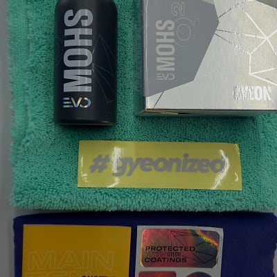 מוצרים לטיפוח הרכב, כולל מגבות ומדריך תחזוקה.