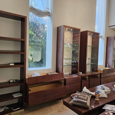 ארונות עץ ריקים וחפצים על שולחן