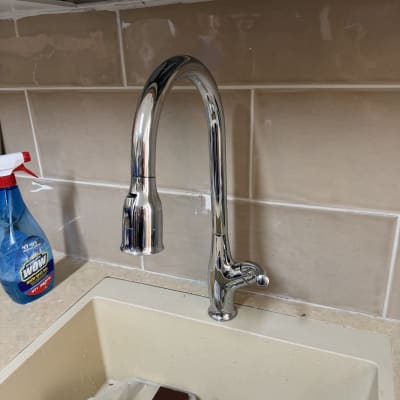 ברז מטבח עם כיור ומוצרי ניקוי