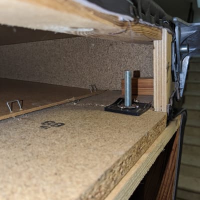 חיבורי עץ וברגים במבנה רהיט