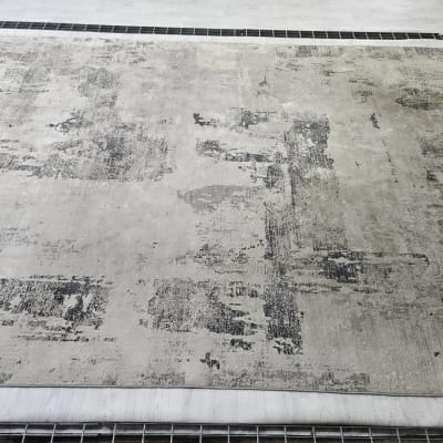 שטיח אפור עם דוגמאות כהות על רצפה