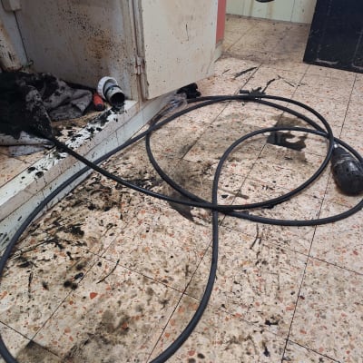 צינור מים וכלים על רצפה מלוכלכת