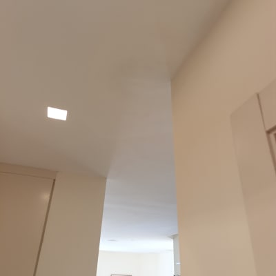 תקרה צבועה עם קיר בהיר בסלון ביתי