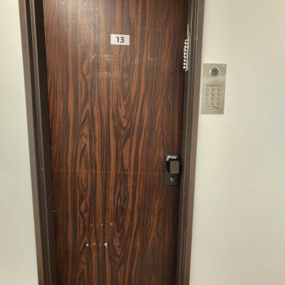 דלת עץ עם מספר 13 ומנעול
