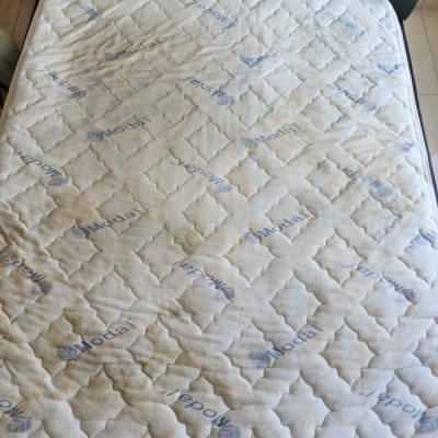 מזרן עם כתמים כהים על פני השטח